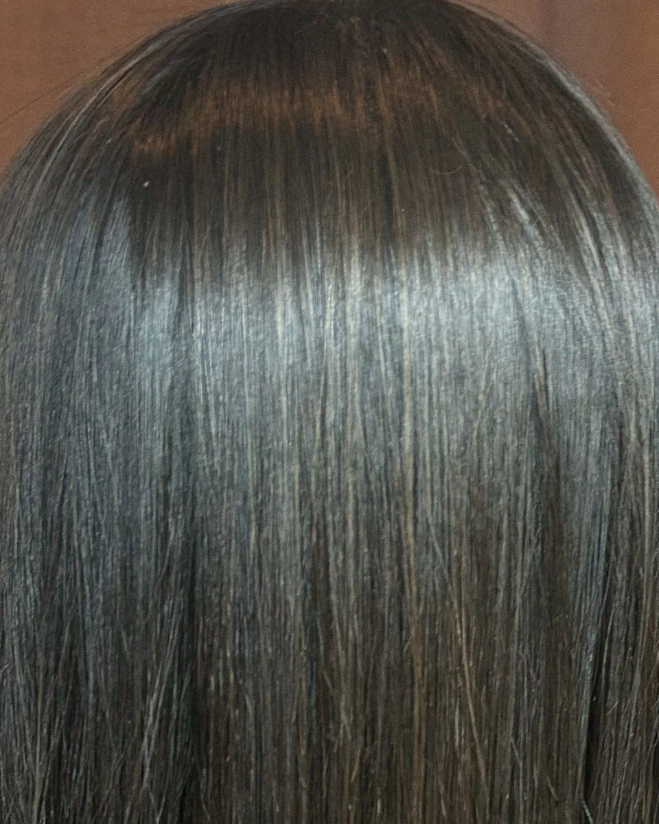 Résultat d'un lissage capillaire réalisé au studio M_studioliss à La Roche-sur-Foron : chevelure brune longue au reflet miroir