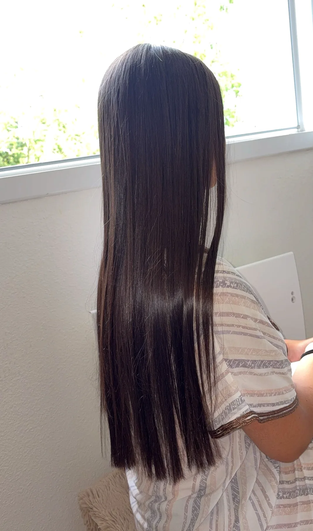Cheveux longs bruns lissés en lumière naturelle chez M_studioliss