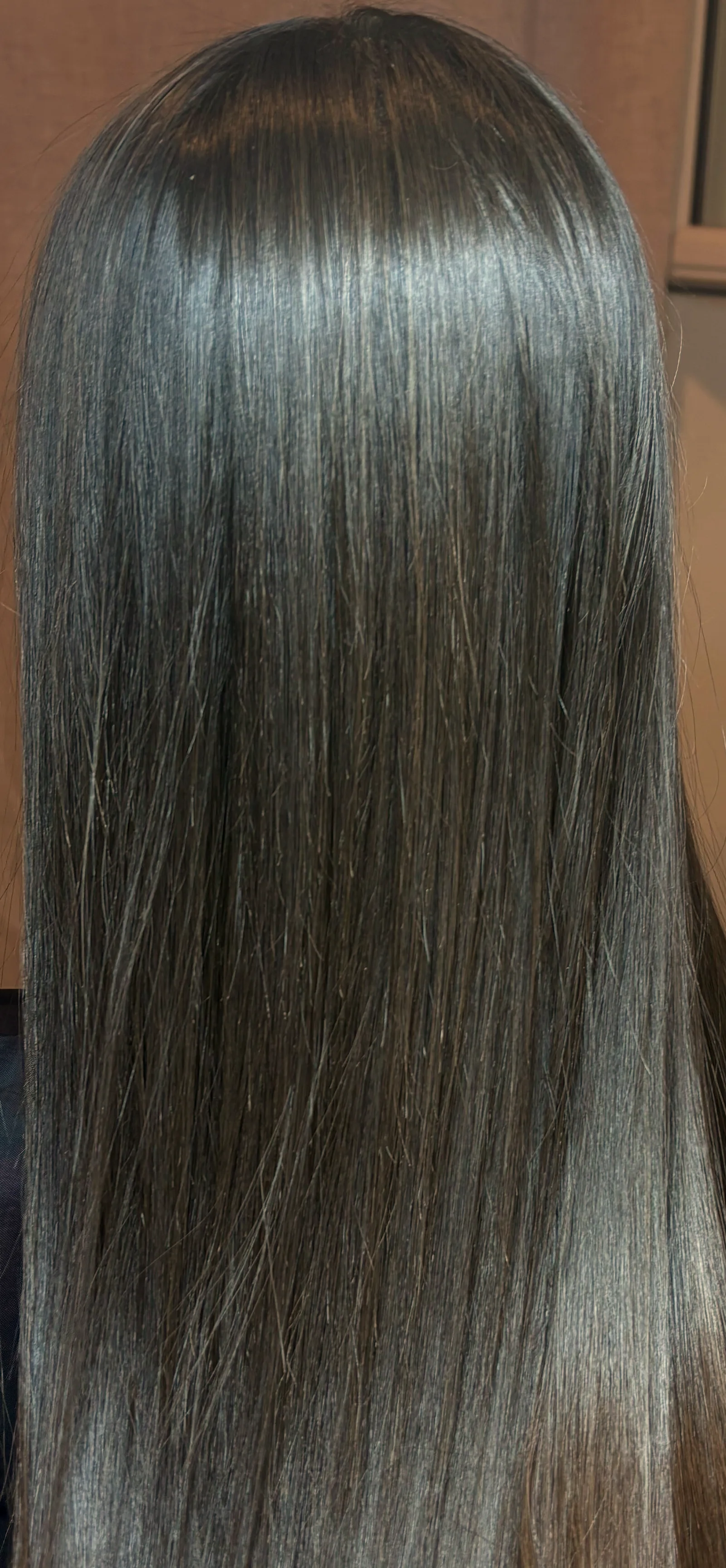 Résultat de lissage capillaire sur cheveux longs bruns, brillance miroir au studio M_studioliss