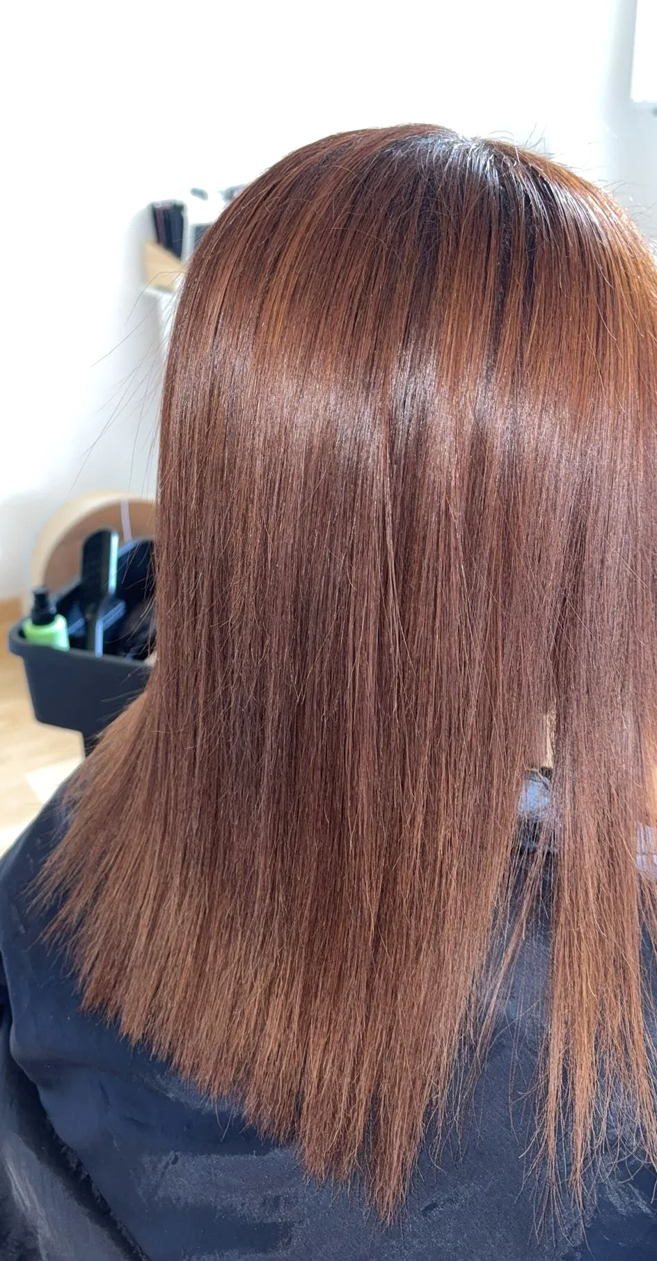 Résultat de lissage et soin sur cheveux mi-longs cuivrés